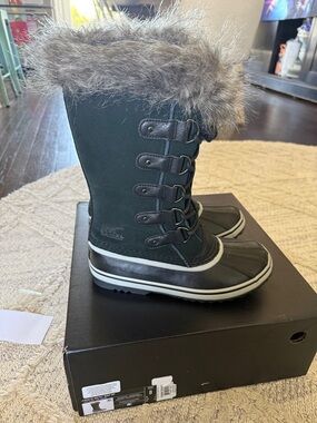 NIB Women's joan of arctic sorel boot